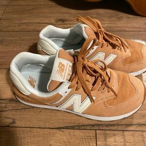 New balance suede colorblock sneakers practically brand new